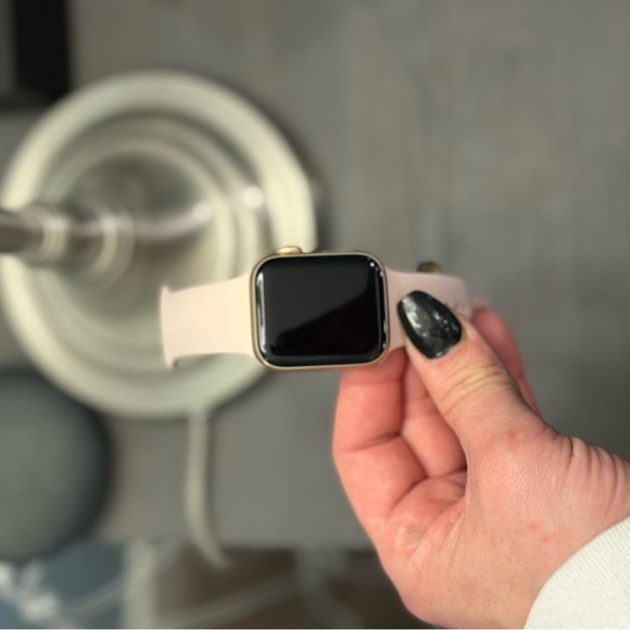 Selling this APPLE SERIES-4 (40-MM) SMARTWATCH
WITH GPS. - Picture 5 of 6